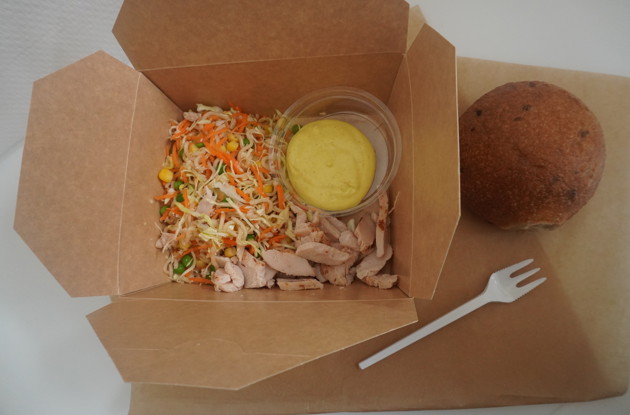 Salatboks med kylling, dressing og brød